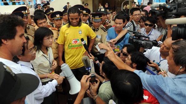 Ronaldinho nhan loi sang Viet Nam giao huu hinh anh