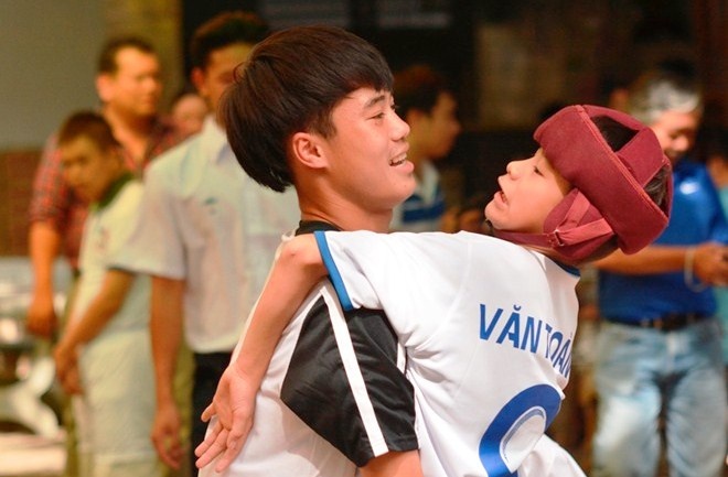 Nghia cu dep cua cau thu HAGL dip xuan ve hinh anh