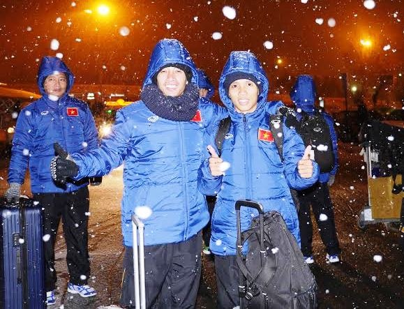 Tuyen futsal Viet Nam mang banh chung an Tet tai Uzbekistan hinh anh