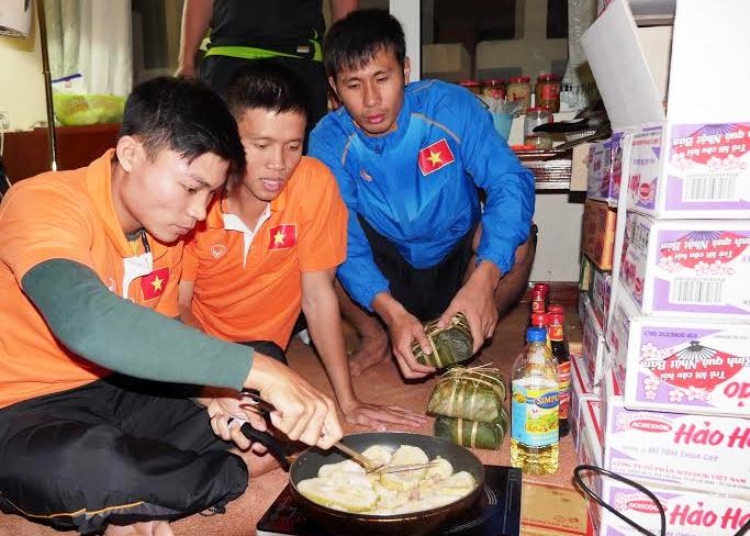 Tuyen futsal Viet Nam ran banh chung an tet tai Uzbekistan hinh anh