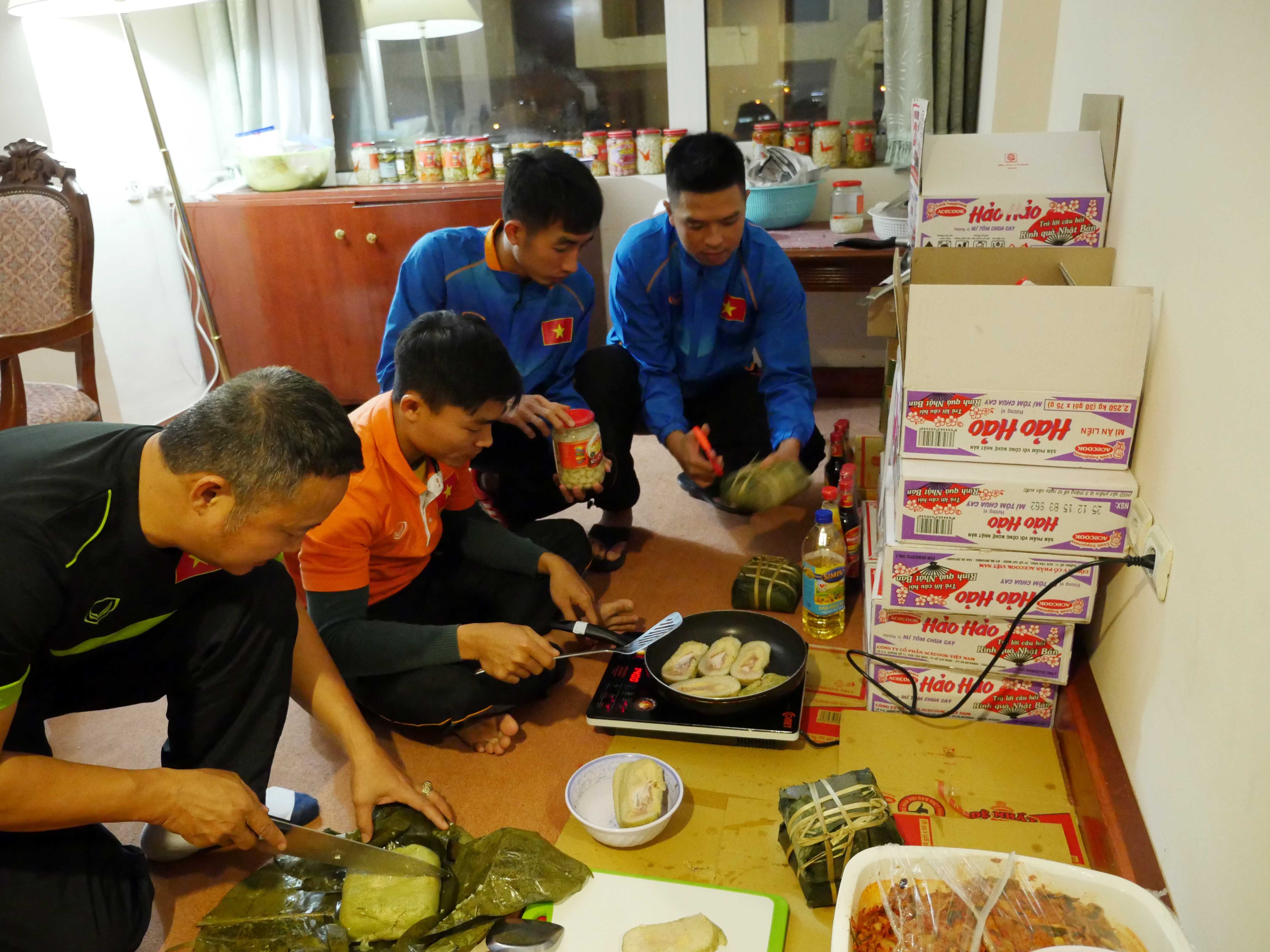 Tuyen thu futsal Viet Nam ran banh chung an Tet tai Uzbekistan hinh anh