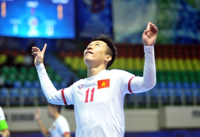 Thang 8-1, futsal Viet Nam vuot Thai Lan de dung dau bang hinh anh