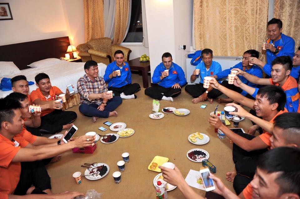 Cau thu futsal Viet Nam hat bai Happy New Year khi don giao thua o Uzbekistan hinh anh