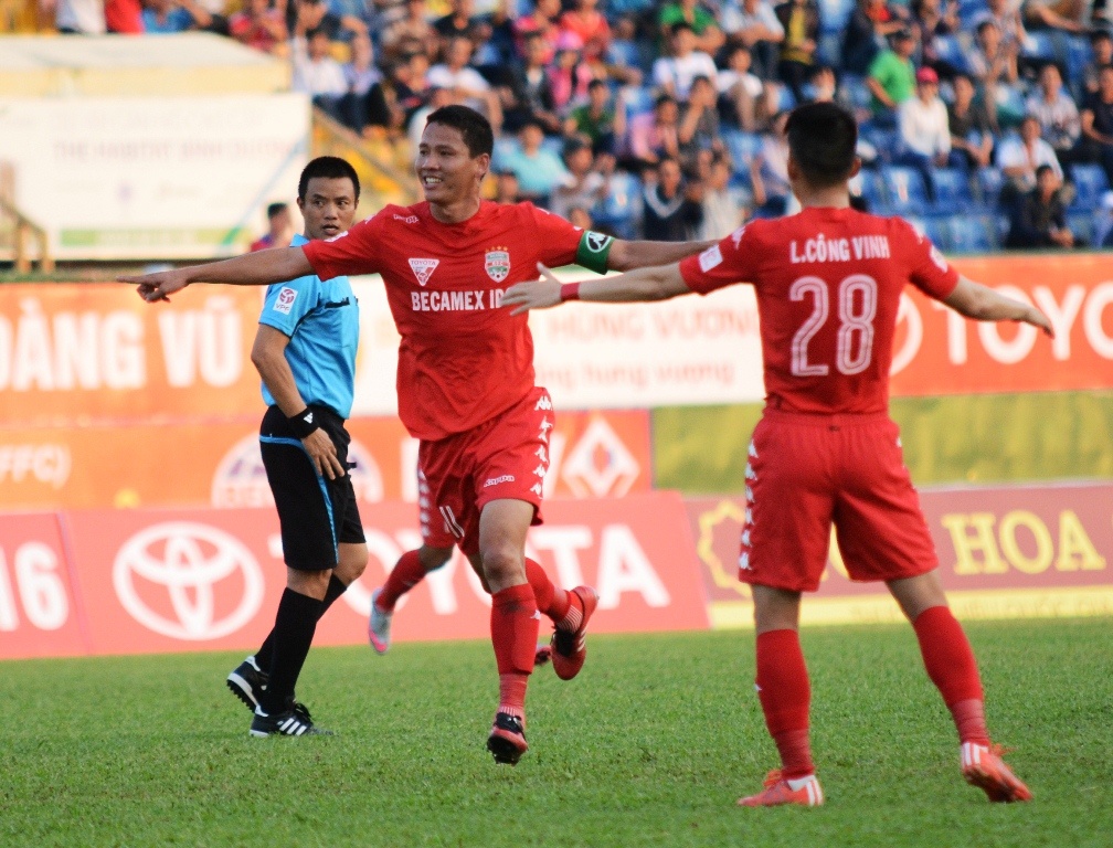 QBV Anh Duc giup B.Binh Duong thang tran dau V.League hinh anh