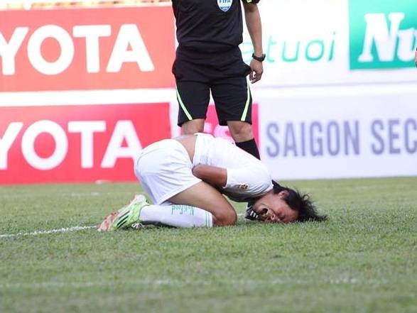 Cau thu HAGL gay xuong suon vi bi dap vao nguc? hinh anh