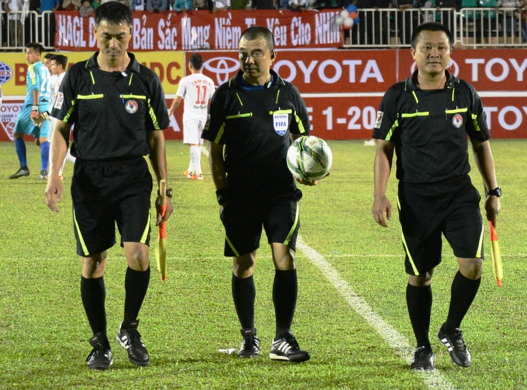 De CDV nem chai nuoc, HAGL bi phat nang hinh anh