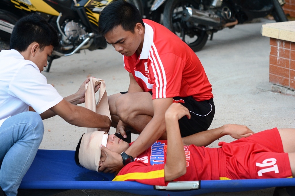 Cho vao san lam gian doan tran dau anh 1