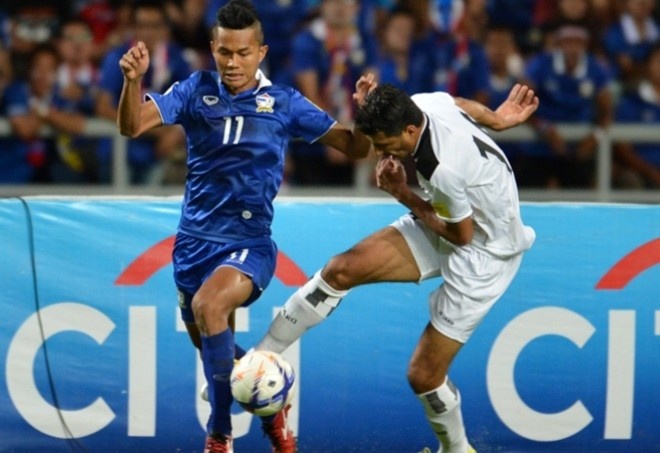 Kiatisak tu tin cung Thai Lan danh bai Iraq hinh anh