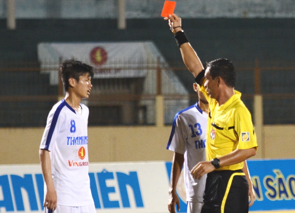 Tran dau hai the do tai giai U19 quoc gia hinh anh