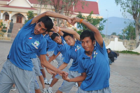 Doi bong bau Duc khong du giai VDQG Lao hinh anh