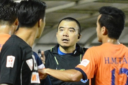 Ban to chuc V.League siet chat viec chi trich trong tai hinh anh