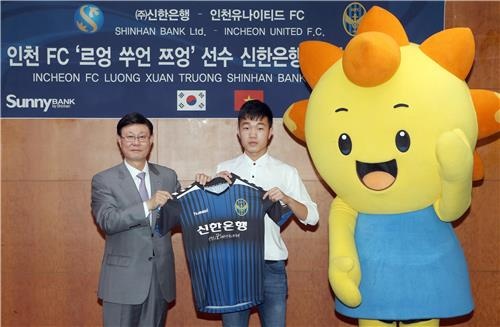 Xuan Truong ky hop dong quang cao lon anh 1