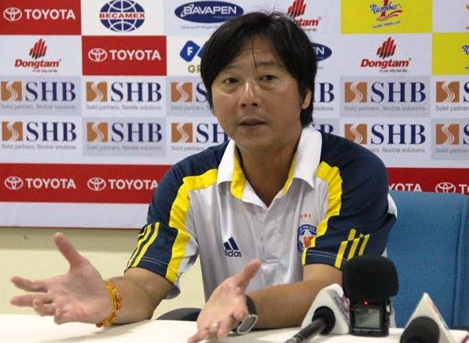 HLV Le Huynh Duc noi nong vi trong tai hinh anh