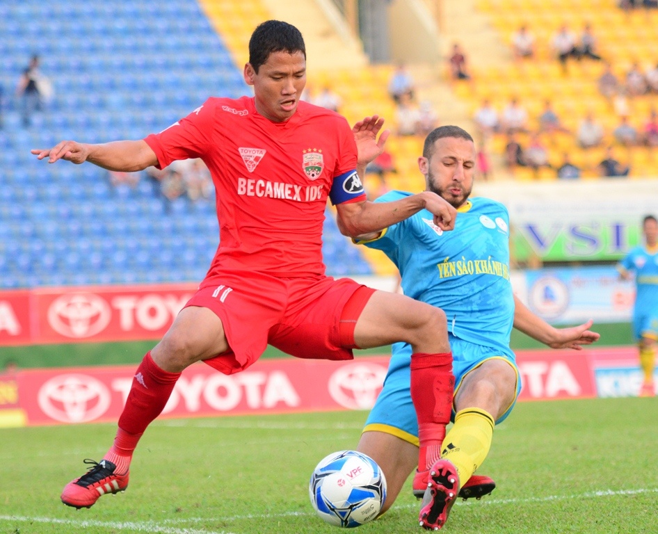 Binh Duong gap bao chan thuong truoc tran gap HAGL hinh anh