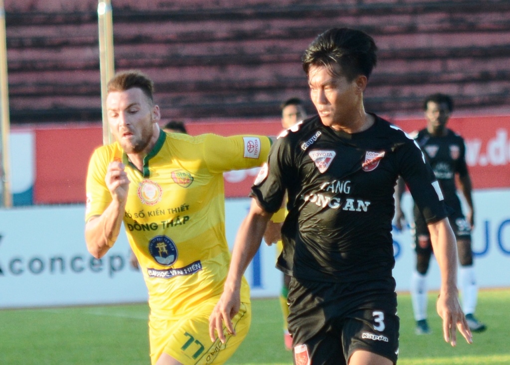 V.League cho cau thu nghi mat giua tran vi nang nong hinh anh