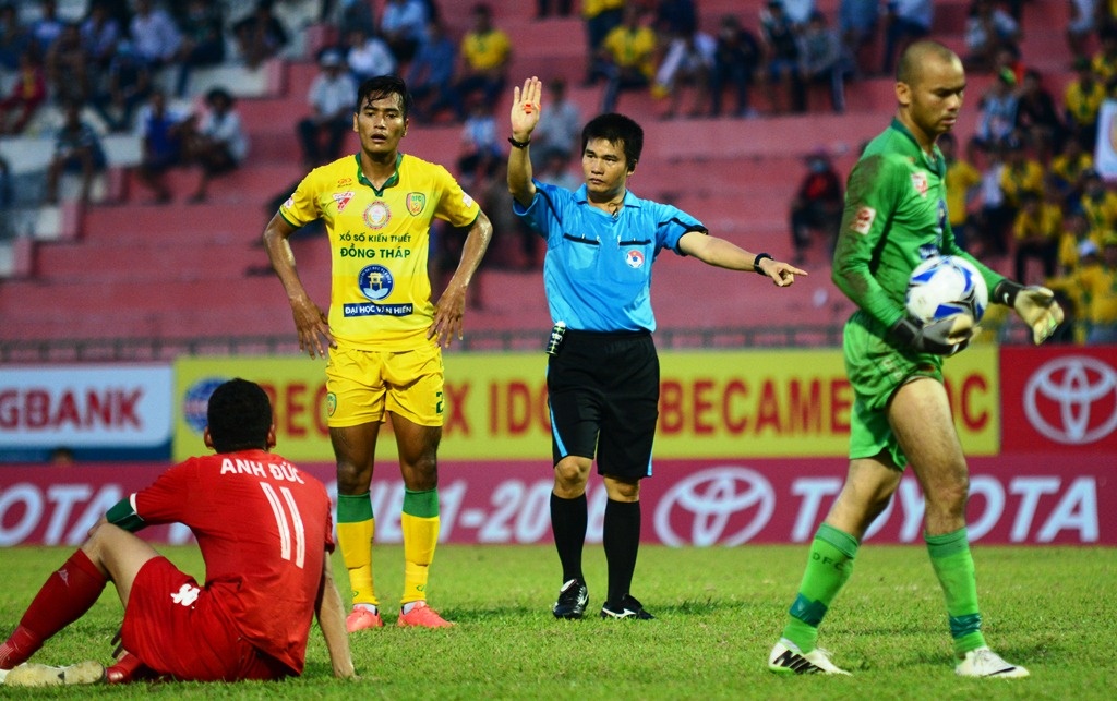 Trong tai dieu khien tran Dong Thap vs Binh Duong anh 1