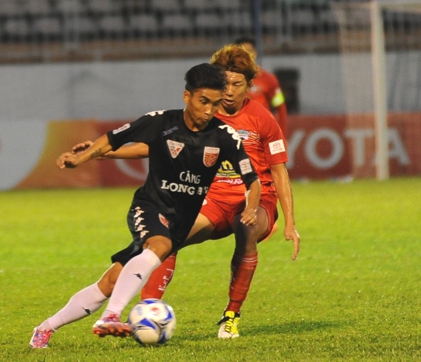 Ghi 3 ban trong 19 phut, HAGL danh bai Long An hinh anh