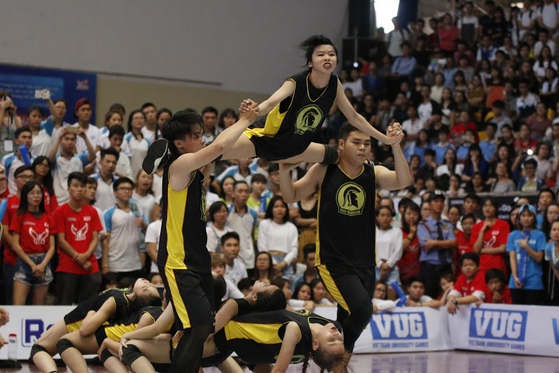 Man trinh dien dinh cao nhay doi khang giua Dai hoc Sai Gon va Dai hoc Quoc te IU hinh anh