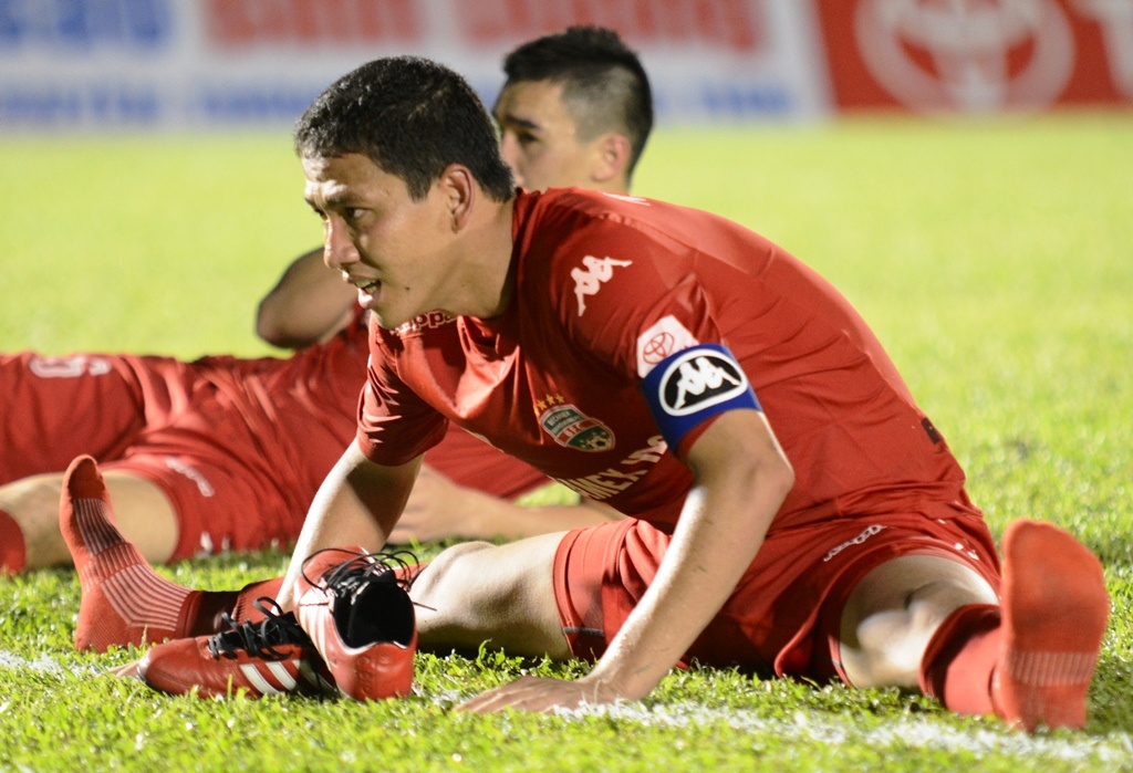 B.Binh Duong guc nga truoc QNK.Quang Nam hinh anh