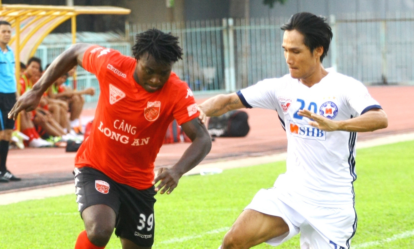 SHB Da Nang nguoc dong danh bai Long An hinh anh