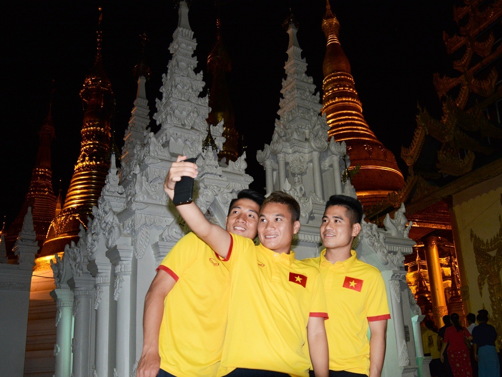 Tuyen Viet Nam tham chua vang Shwedagon anh 2