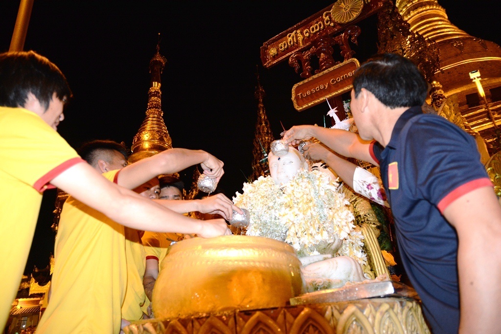 Tuyen Viet Nam tham chua vang Shwedagon anh 4