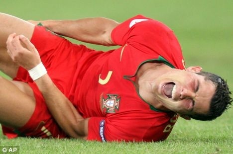 Top 10 pha nga gia vo dinh nhat cua Ronaldo hinh anh