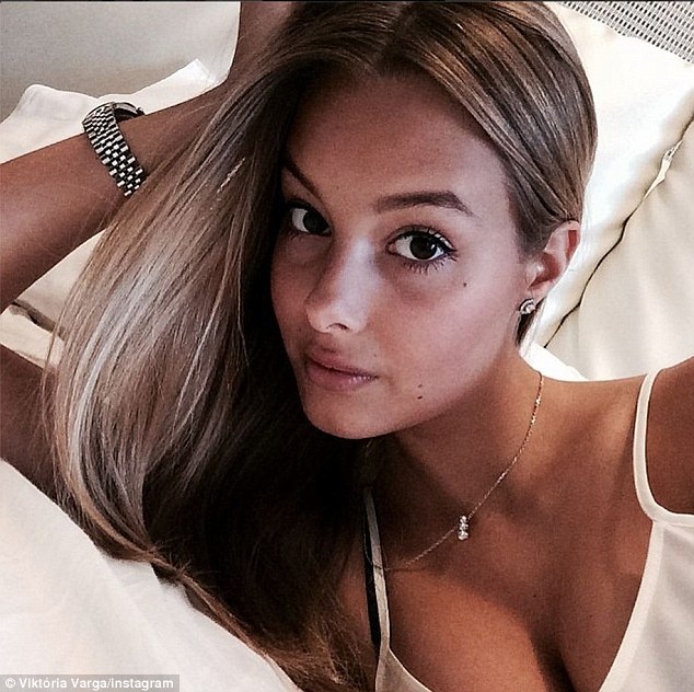 Ban gai mang hinh nom co vu Pelle anh 3