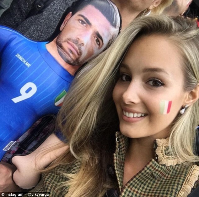 Ban gai mang hinh nom co vu Pelle anh 2