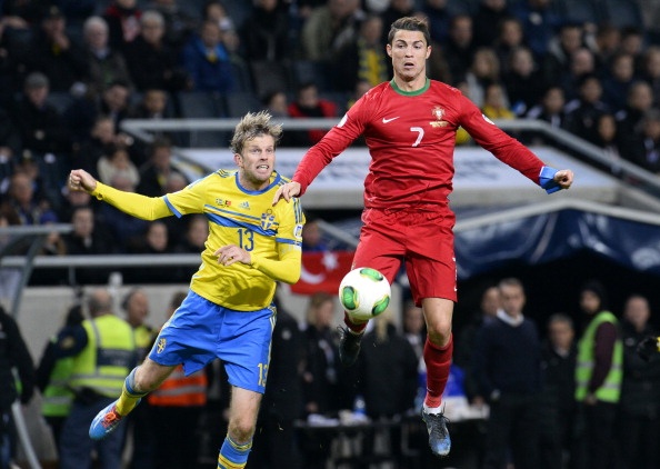 Cu hat-trick cuc dinh cua Ronaldo vao luoi Thuy Dien 2013 hinh anh