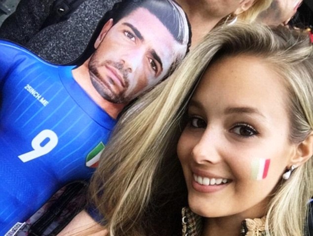 Ban gai nong bong mang hinh nom den co vu sao Italy hinh anh