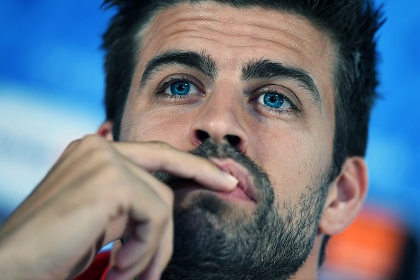Gerard Pique lo lang vi gap Italy som hinh anh