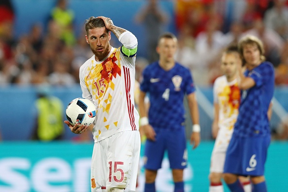 Sergio Ramos 'danh cap' qua penalty tu Iniesta hinh anh