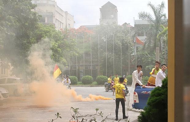 CDV Nam Dinh 'quay tung' khong cho CLB TP HCM ngu trua hinh anh