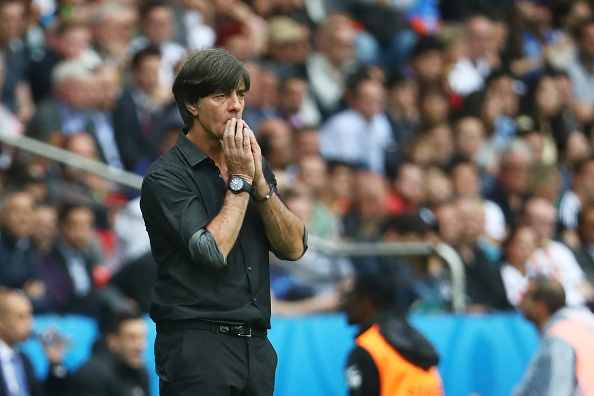 Joachim Loew tai hien hanh dong mat ve sinh hinh anh