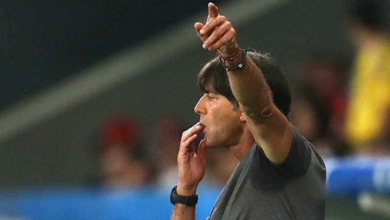 Hanh dong mat ve sinh cua Joachim Loew tran Duc vs Slovakia hinh anh