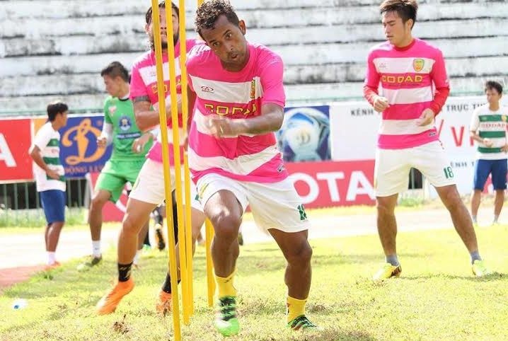 Cau thu Dong Thap tuoi cuoi tap luyen mac nghi van tieu cuc hinh anh