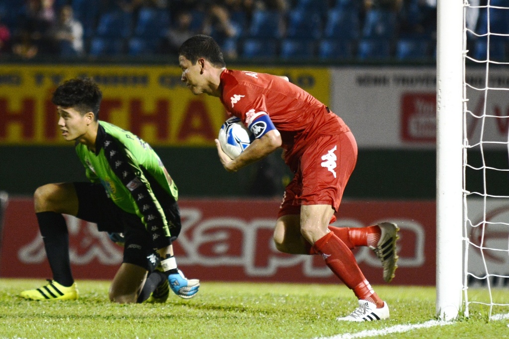 Doi bong bau Hien thang tran dien ro 5-4 truoc Binh Duong hinh anh