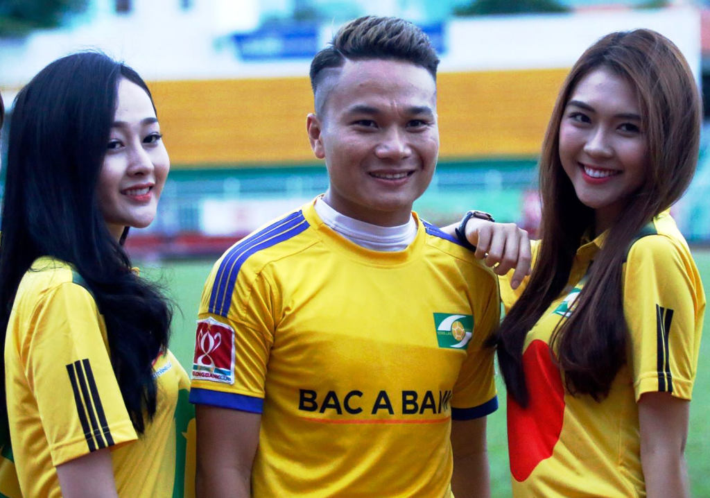 Fan xinh dep SLNA len ke hoach tiep lua cho doi nha hinh anh