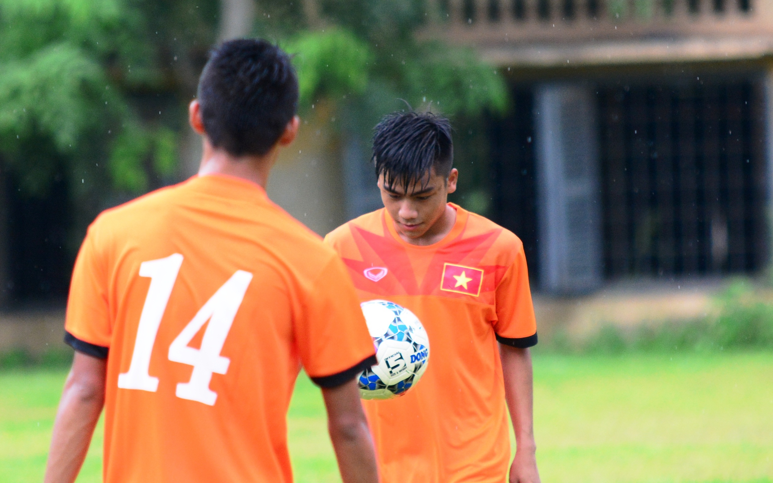 Cau thu U16 Viet Nam tro tai tang bong tiep suc bang dau hinh anh