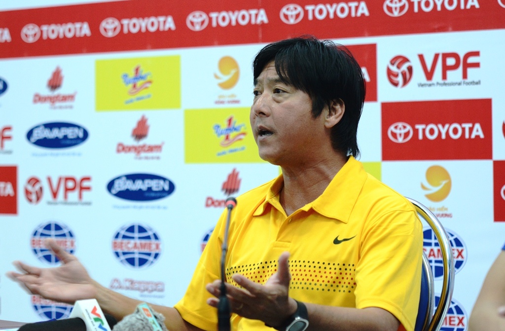 Thang tran, HLV Huynh Duc van chi trich trong tai hinh anh