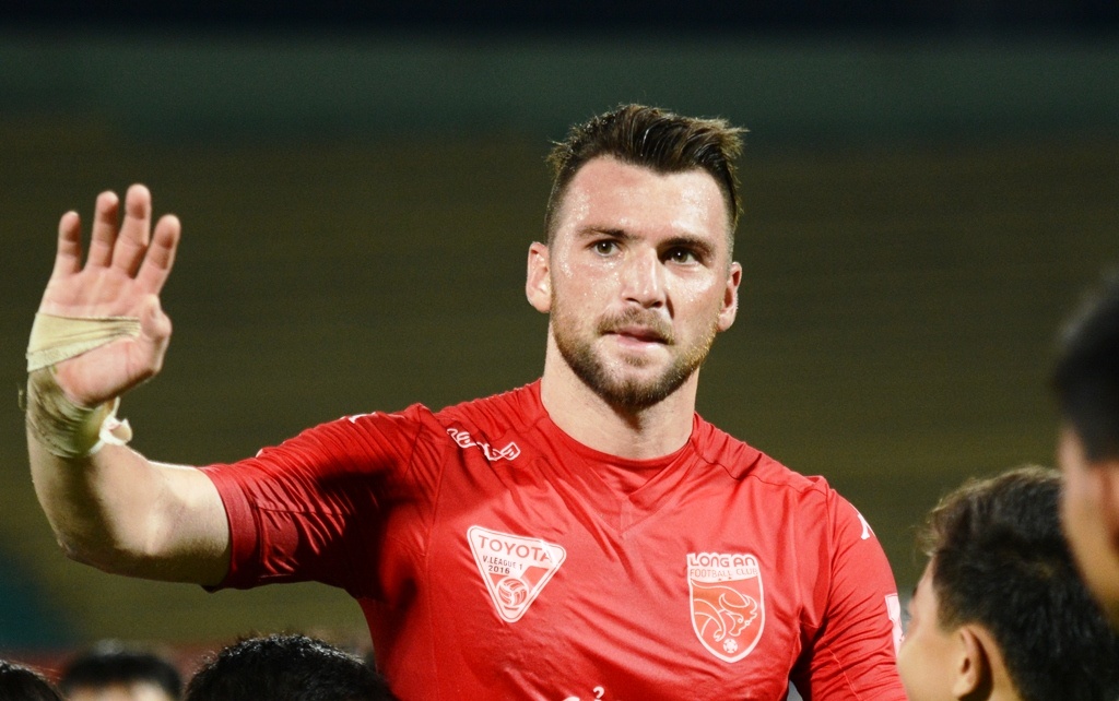 Marko Simic giup Long An duoi kip HAGL hinh anh