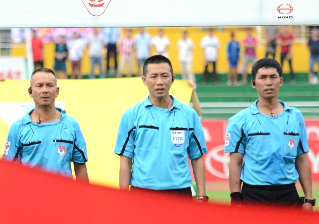 Trong tai V.League: Thu nhap tot, sai sot tang hinh anh