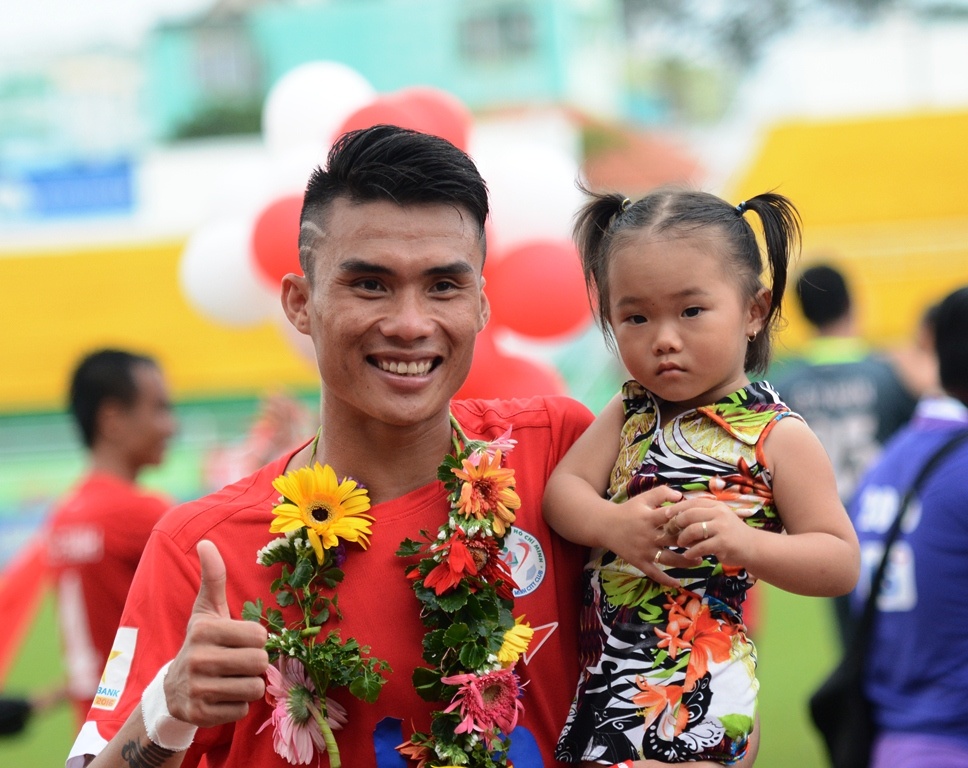 CLB TP HCM nhan Cup vo dich anh 4