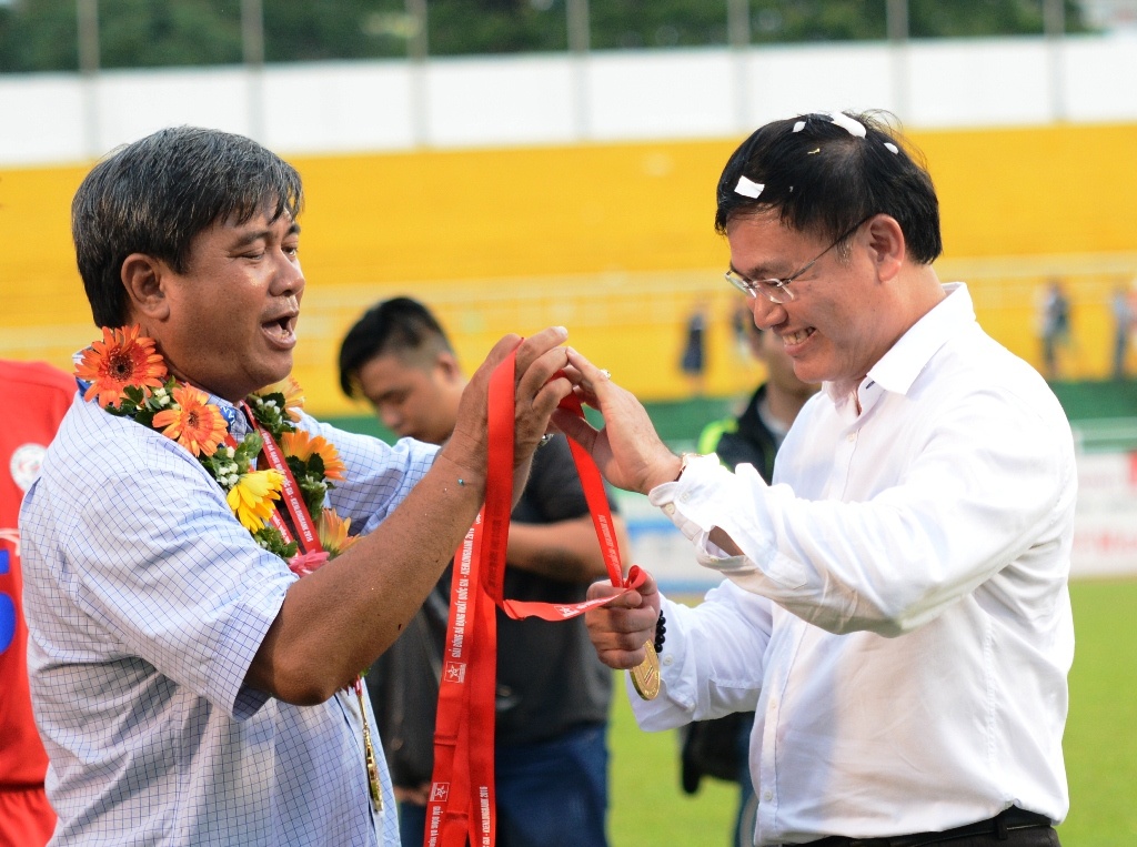 CLB TP HCM nhan Cup vo dich anh 1