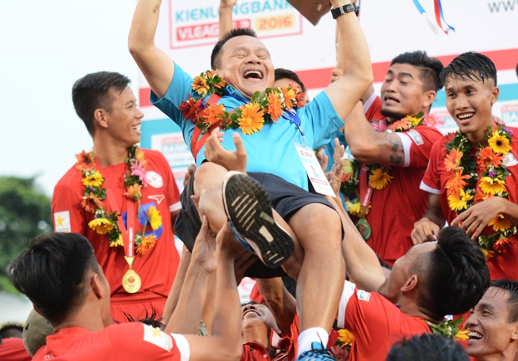 CLB TP HCM nhan Cup vo dich anh 2