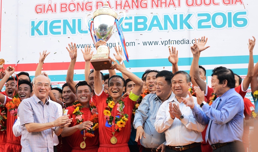 CLB TP HCM thang 7-0 trong ngay nhan chuc vo dich hang Nhat hinh anh