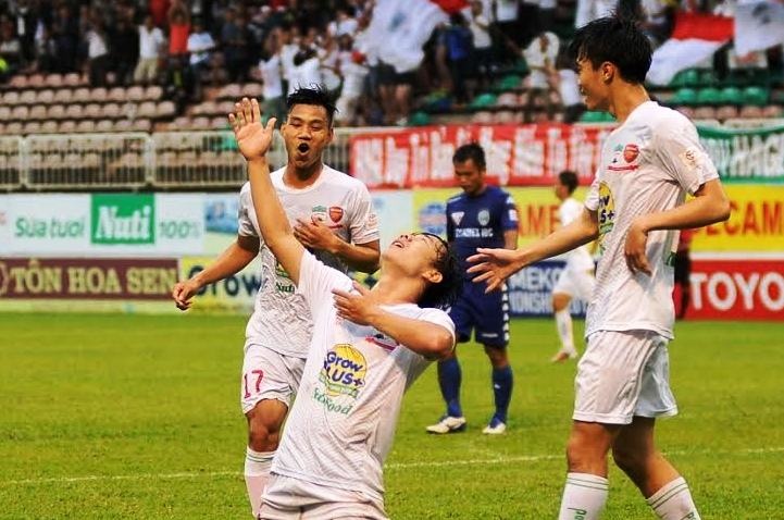Minh Vuong lap hat-trick giup HAGL danh bai Binh Duong hinh anh