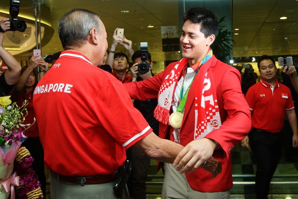 Cha tin tuong Schooling se pha ky luc cua Michael Phelps hinh anh