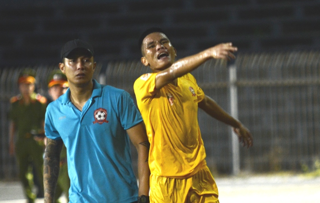 Cau thu Hai Phong lao vao danh nhau sau tran thua Can Tho hinh anh